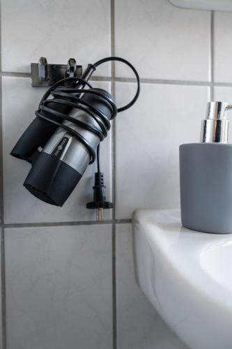 a light on a wall above a sink in a bathroom at Deichhus Nordseeliebe direkt am Deich - Nordsee - Dagebüll - Am Vogelreservat in Dagebüll