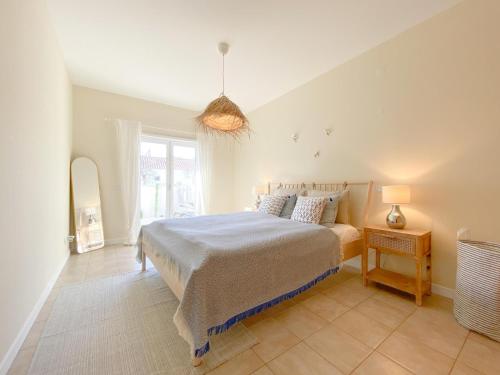 um quarto com uma cama e uma janela em Cozy Retreat for Couples in Burgau no Burgau