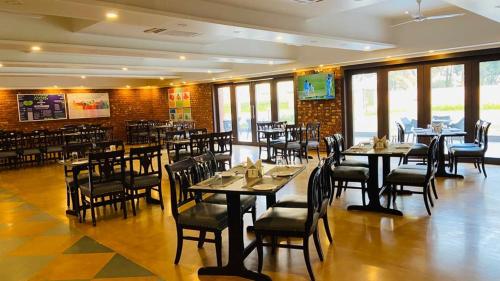 Kripanidhi Retreat Rajgir tesisinde bir restoran veya yemek mekanı