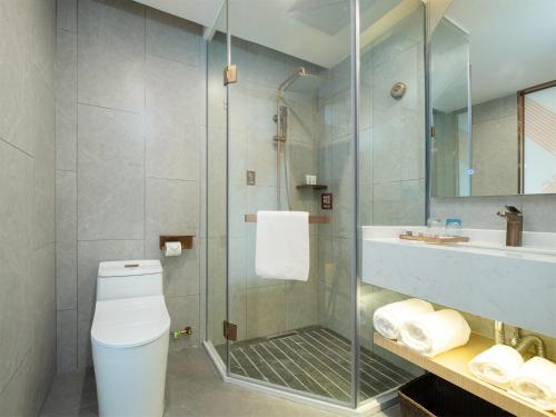 Vannituba majutusasutuses Chaoman Hotel -Guangzhou Shijing City Plaza Xiaoping Subway Station