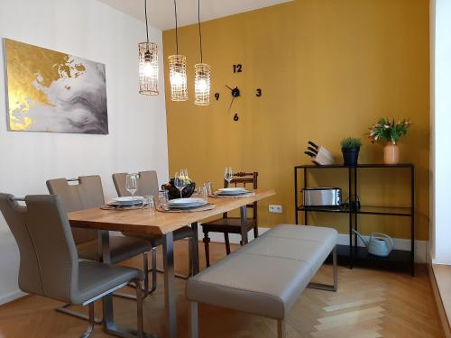 a dining room with a wooden table and chairs at Apartment 4-6 Personen I 80qm I Altstadt I Dachterasse I Parkplatz in Straubing