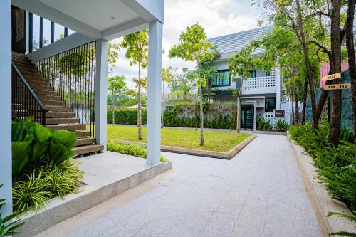 Un jardín fuera de Rainforest Hotel by NSUN