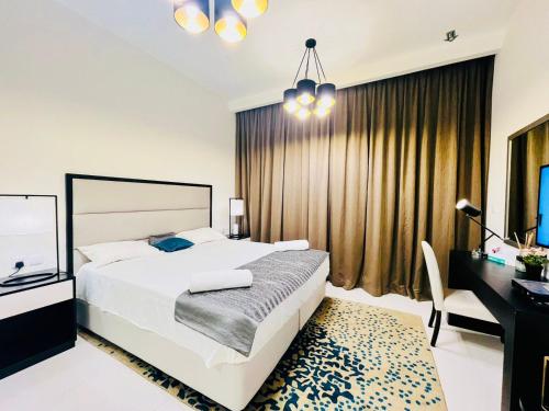 Postel nebo postele na pokoji v ubytování Luxury Studio Apartment JVC Tower 108 Dubai