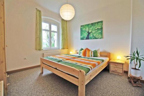 1 dormitorio con cama y ventana en Villa Sonnenblick en Sebnitz