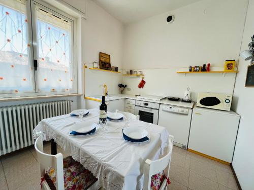 una cocina con una mesa con una botella de vino. en Casa vacanze con vista panoramica, en Frassinello Olivola