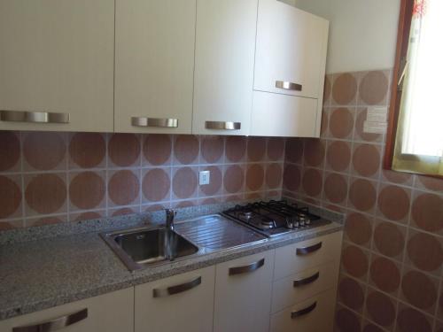 A kitchen or kitchenette at Cozy seaside flat in the city centre - Beahost