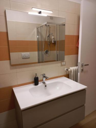 y baño con lavabo y espejo. en La Casa degli Angeli, en Matera