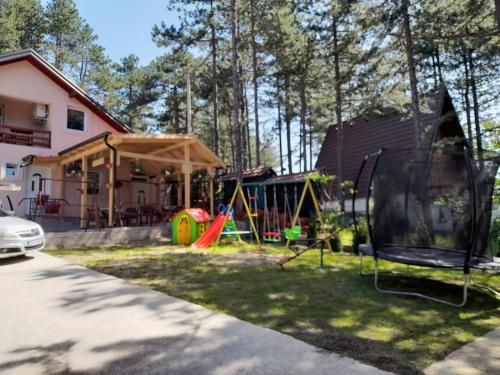 Herní místnost nebo prostor pro děti v ubytování Apartmani Jela Tara