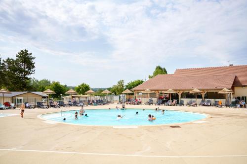 un grupo de personas en una piscina en un complejo en Glamping Lac d'Orient en Mesnil-Saint-Père