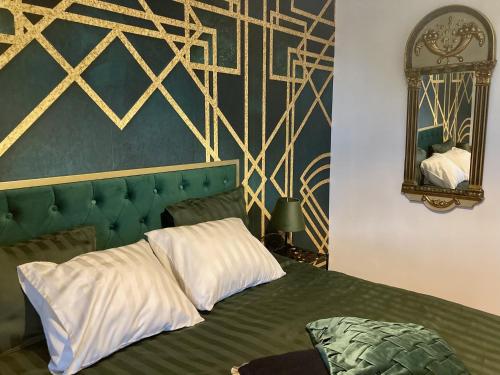 Ένα ή περισσότερα κρεβάτια σε δωμάτιο στο CheRiedel Bed & Breakfast & Art Gallery