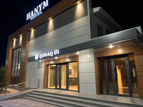 un edificio con due porte e un cartello sopra di HANYM HOTEL a Atyraū
