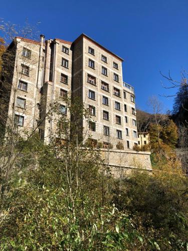 un vieux bâtiment au sommet d'une colline dans l'établissement Hôtel Le Val Du Tech, à Prats-de-Mollo-la-Preste