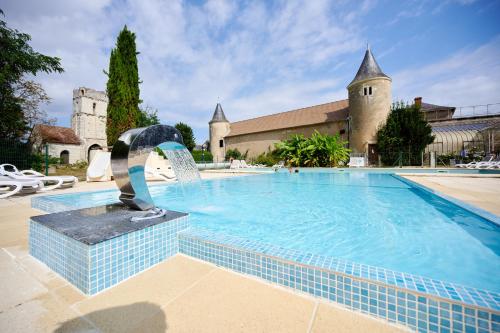 ein Schwimmbad mit Springbrunnen vor einem Gebäude in der Unterkunft Glamping Loire Valley in Ingrandes