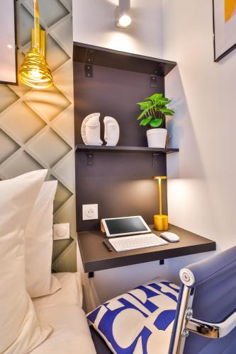 - une chambre avec un bureau et un ordinateur portable dans l'établissement WS Notre-Dame - Jussieu, à Paris