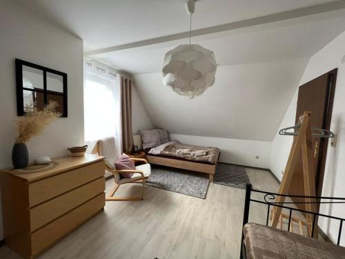 sala de estar con sofá y mesa en Große 3 Zimmer Wohnung in Kirchhain, en Kirchhain