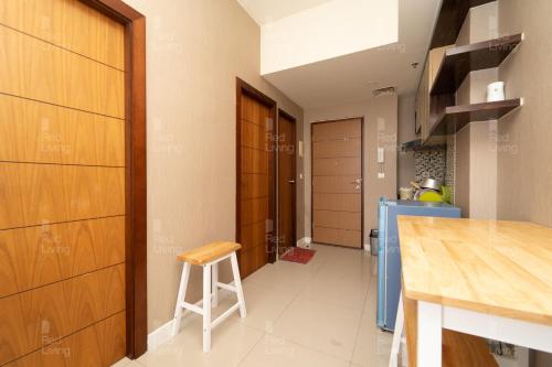 a guest room with a kitchen in a house at RedLiving Apartemen Vida View - Vida Connect in Pampang