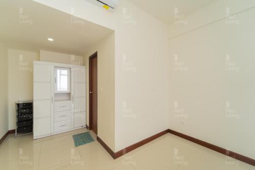a room with a white wall and a door at RedLiving Apartemen Vida View - Vida Connect in Pampang