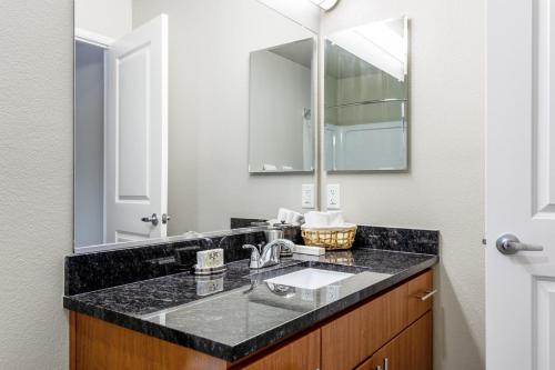 une salle de bain avec un lavabo et un miroir dans l'établissement Cupertino 2BR w Pool BBQ Gym nr Shopping SFO-374, à Cupertino