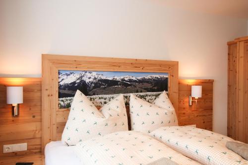 um quarto com uma cama com almofadas brancas em Ferienwohnung Bergpanorama WILD600 em Auffach