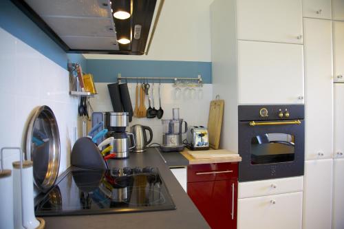 une cuisine avec un évier et un plan de travail dans l'établissement Le grenier du Faouët, à Le Faouët