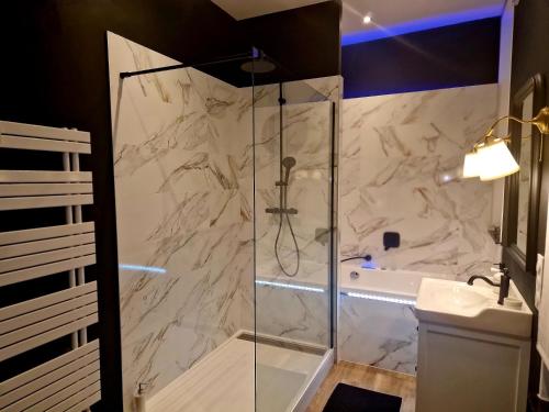 W łazience znajduje się prysznic ze szklanymi drzwiami. w obiekcie LES BC BG w mieście Charleville-Mézières