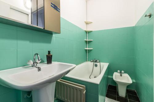 La salle de bains est pourvue d'un lavabo et d'un urinoir. dans l'établissement Chapelle des Grecs - 1km de la plage, à Ajaccio