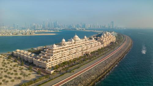 una vista aerea di un grande edificio sull'acqua di Kempinski Hotel & Residences Palm Jumeirah a Dubai