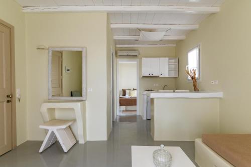 キオニアにあるNinemia Suites Tinos Grand 105の白いキッチン(室内にスツール付)