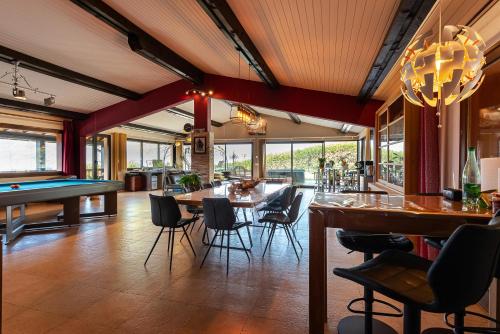 une salle à manger avec un billard et un bar dans l'établissement Maison avec Piscine et Spa, à Saint-Jean-dʼArvey