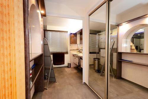 uma casa de banho com um lavatório e um espelho em Maison avec Piscine et Spa em Saint-Jean-dʼArvey