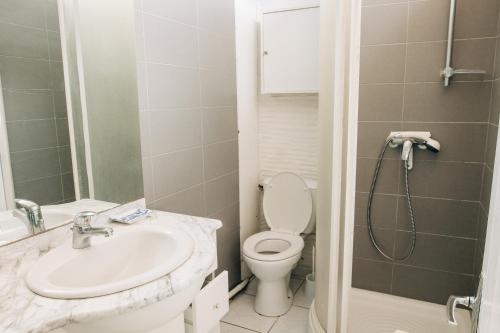 a bathroom with a toilet and a sink and a shower at Rooftop front de mer in Saint-Cyprien