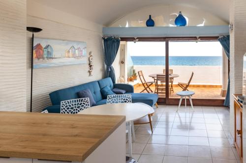 un salon avec un canapé et une table dans l'établissement Rooftop front de mer, à Saint-Cyprien