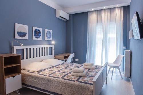 A bed or beds in a room at Speranza by halu! Apartment next to Efkleidis metro station
