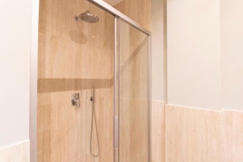 米兰Missori Apartment 1的浴室里带玻璃门的淋浴间