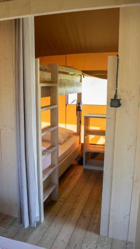 Cette chambre dispose de lits superposés. dans l'établissement Glamping Gien, à Poilly-lez-Gien