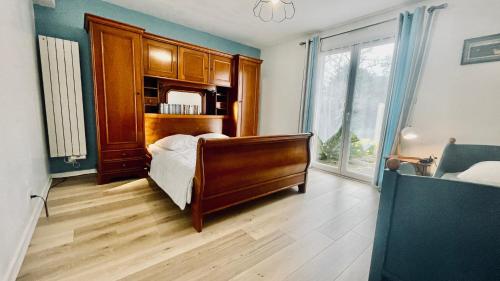 - une chambre avec un lit et une grande fenêtre dans l'établissement Maison spacieuse à deux pas de la plage, à Roscanvel