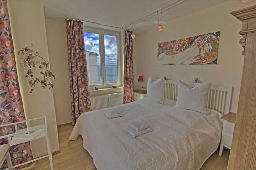 ザスニッツにあるVilla Seeblick Ferienwohnung 308のベッドルーム(大きな白いベッド1台、窓付)