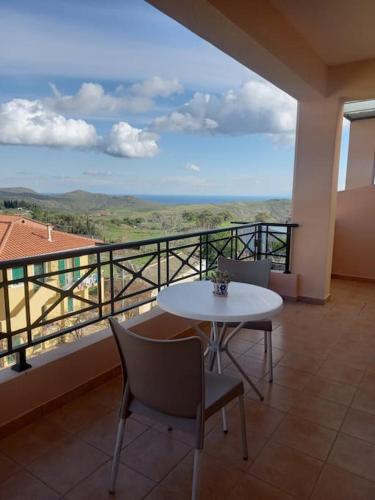 balcón con mesa, sillas y vistas en Balcony With A View - In The Heart Of The Village, en Mesótopos