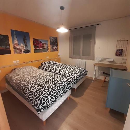 une chambre avec un lit et un bureau dans l'établissement PILOUBELLE, à Châteauneuf-de-Châbre