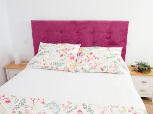 uma cama com uma cabeceira roxa e duas almofadas em Apartment 2 Bedrooms 8951 em Bosquemado