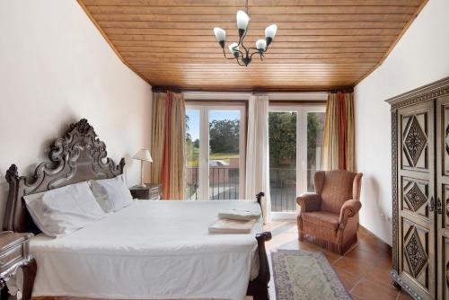 - une chambre avec un lit, une chaise et une fenêtre dans l'établissement Casa de Barqueiros, à Barqueiros