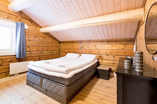 um quarto com uma cama num quarto de madeira em Lake View Apartment 2 bedrooms em Sykkylven