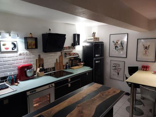 Nhà bếp/bếp nhỏ tại Loft ravissant avec jacuzzi et parc