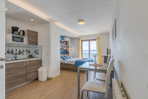 1 dormitorio con 1 cama y 1 mesa en una habitación en Apartments G, en Trogir