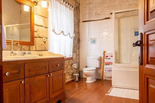 een badkamer met een wastafel, een toilet en een bad bij Marvelous Stonehouse With Backyard and Fireplace in Alacati Cesme in Alacati