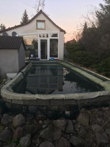 Bazén v ubytování Kleines Haus im Oderbruch nebo v jeho okolí