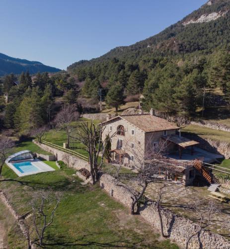 an external view of a stone house with a swimming pool at Masía El Pinatell in Castellar del Riu