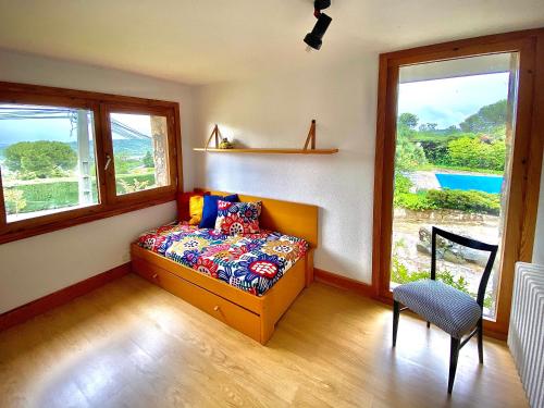 Habitación con cama y ventana en Luxury home Paraiso with pool and gym en Valdemorillo
