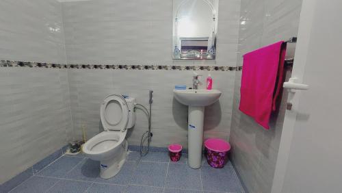 a bathroom with a toilet and a sink at Studio Meknes Hamria in Meknès