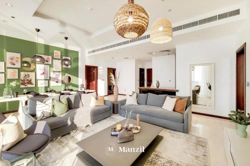 Et sittehjørne på Manzil - Lavish 3BR resort with private beach at Tiara Residence Palm Jumeirah
